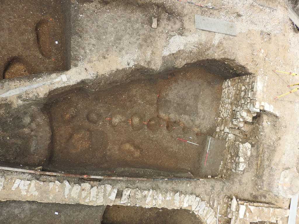 Vue d'ensemble des premiers creusements (palissade et fosses) liés à une probable occupation du XIIème siècle. (c) Sébastien Oeil-de-Saleys, Inrap