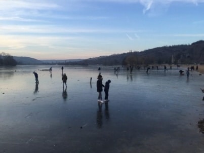 Des personnes marchent sur le lac Kir gelé