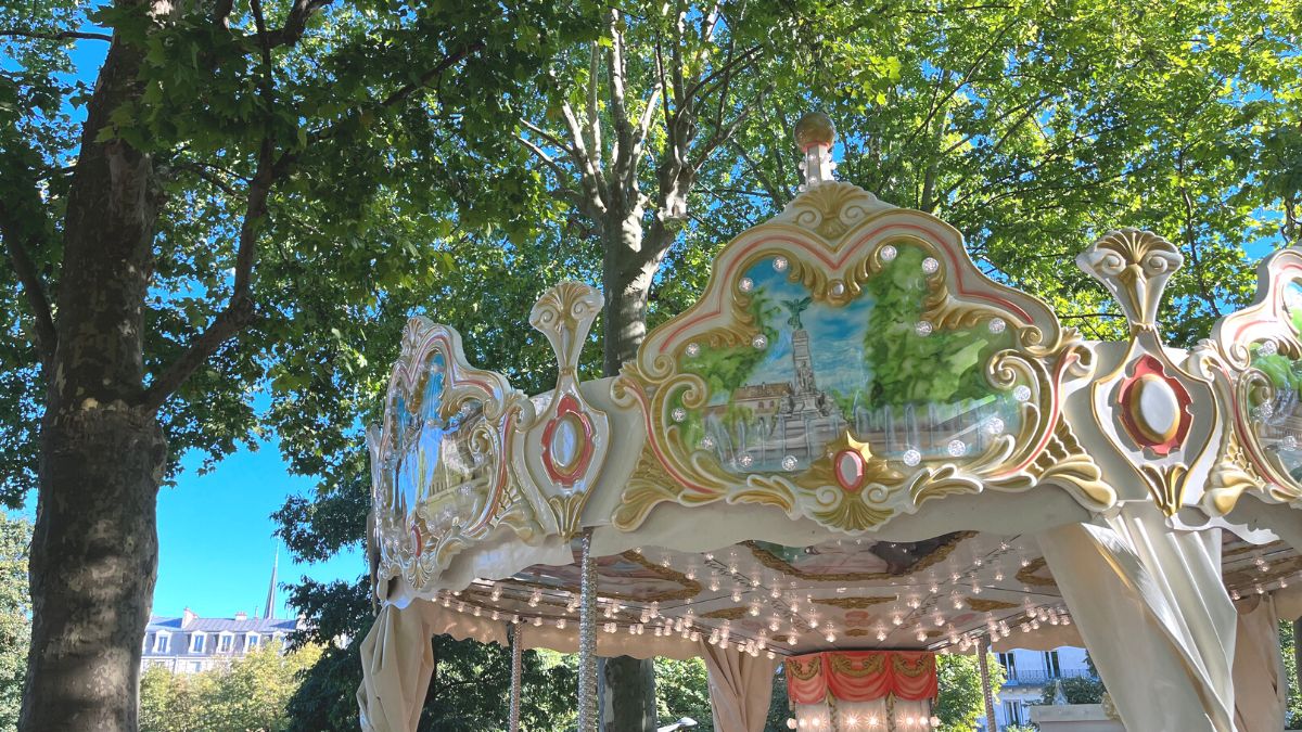 Un carrousel s’installe au Jardin Darcy