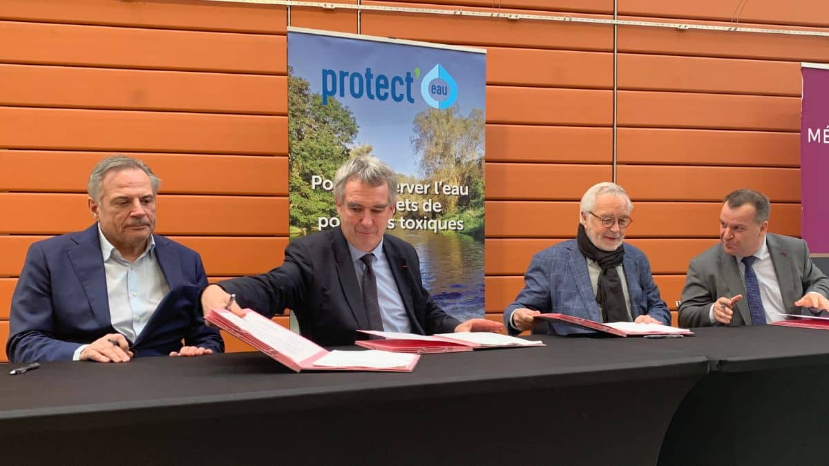 Pascal Gautheron, Laurent Roy, François Rebsamen et Frédéric Carré signant le précieux contrat, lors de la conférence de presse au siège de Dijon Métropole
