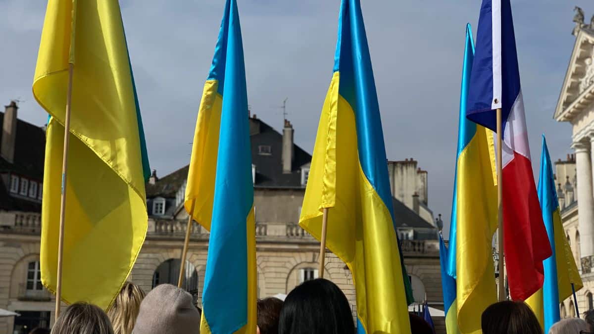 Des drapeaux ukrainiens lors du rassemblement à Dijon pour soutenir l'Ukraine, le 24 février