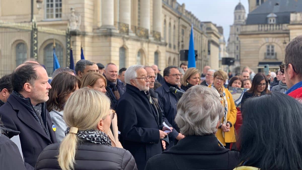François Rebsamen tenant un discours lors du rassemblement en solidarité du peuple ukrainien à Dijon, le 24 février