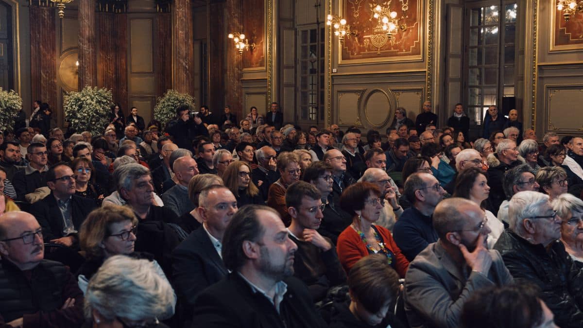 Plus de deux cents personnes étaient présentes lors de la conférence sur le budget 2023 à Dijon, le 23 février