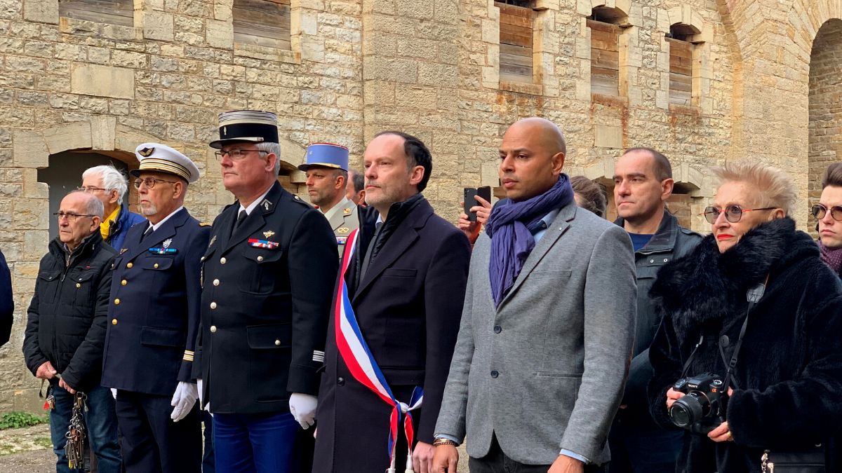 Au milieu avec l'écharpe de Maire, Jean-Philippe Morel, adjoint au maire de Dijon. Il était présent lors de la remise des calots au Fort de la Motte-Giron le 17 mars