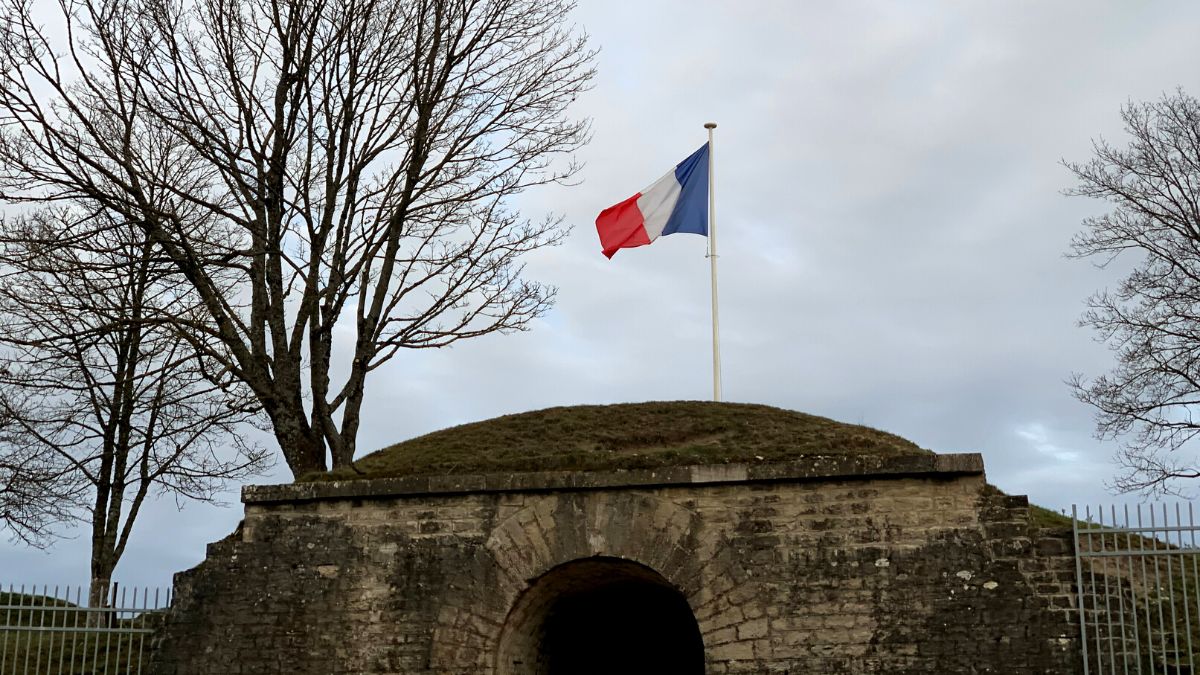 Le pavoisement du drapeau français au Fort de la Motte-Giron, 83 ans après son retrait