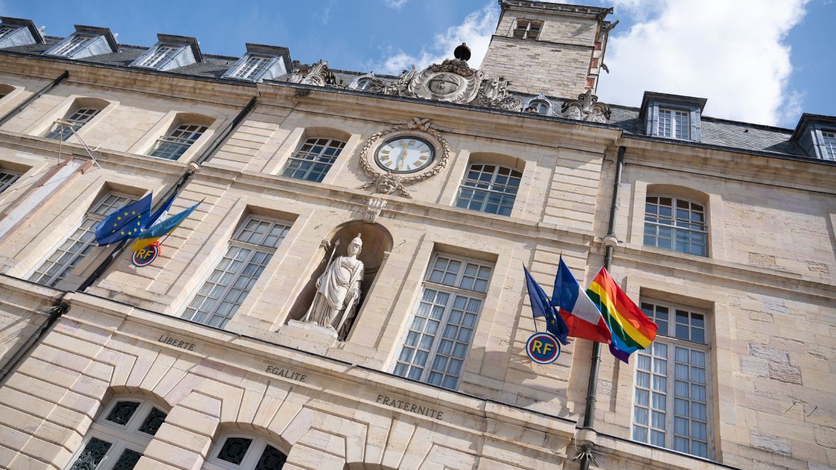 Le pavoisement du drapeau LGBT+ au Palais des Ducs de Bourgogne à Dijon