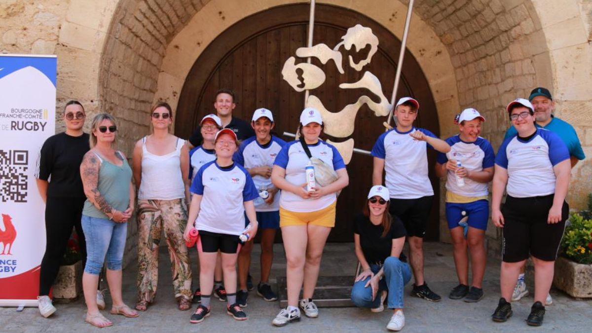 Les élèves de l'Institut médico-éducatif de Dole, présent à l'initiation au rugby au château du Clos de Vougeot.