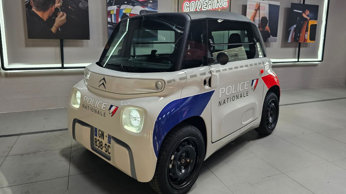 Insolite. Une Citroën AMI transformée en voiture de police à Dijon