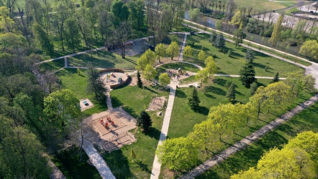 Un pique-nique à la Bridgerton au parc de la Colombière