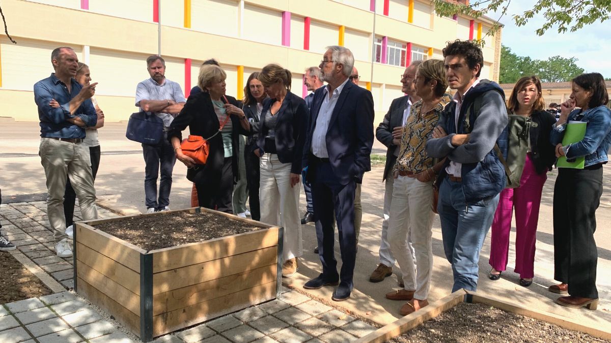 Le maire de Dijon et les élus municipaux devant les carrés potager et les pavés infiltrants dans le groupe scolaire Victor Hugo