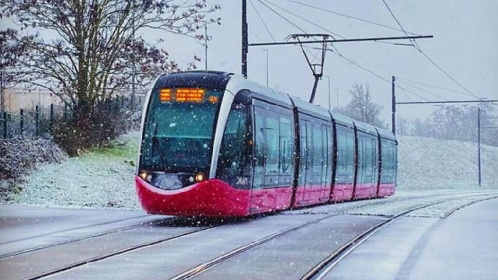 Tram à l'arrêt le soir du dimanche 4 février 2024