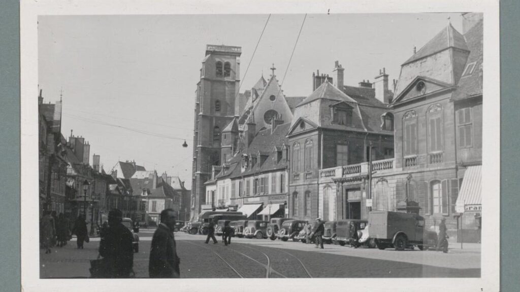 Dijon à travers le temps - La place Bossuet