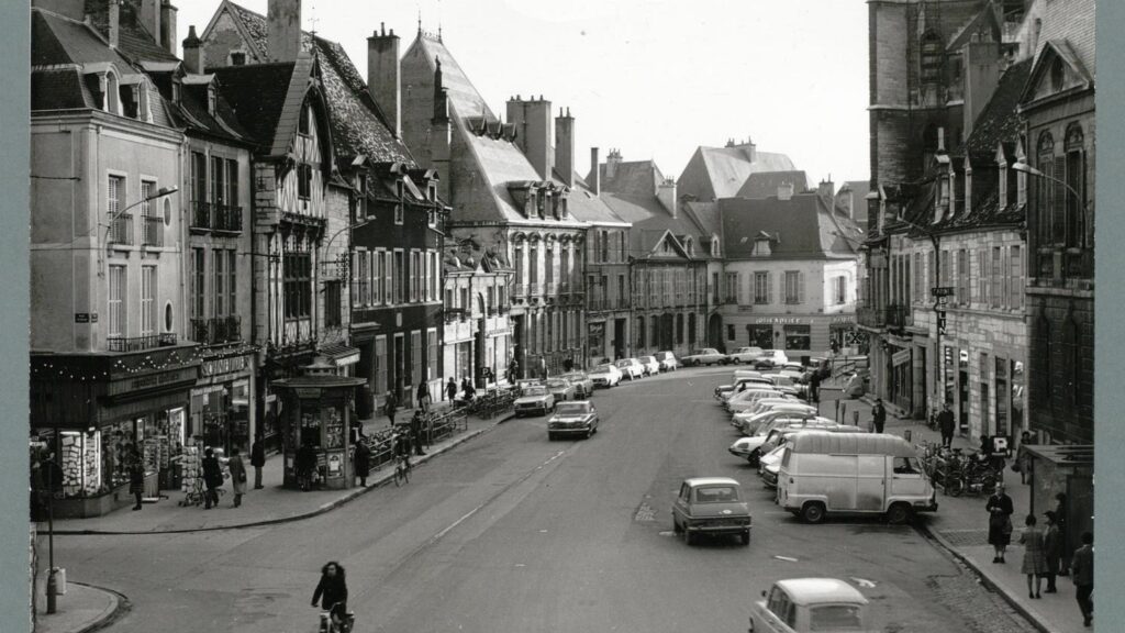 Dijon à travers le temps - La place Bossuet