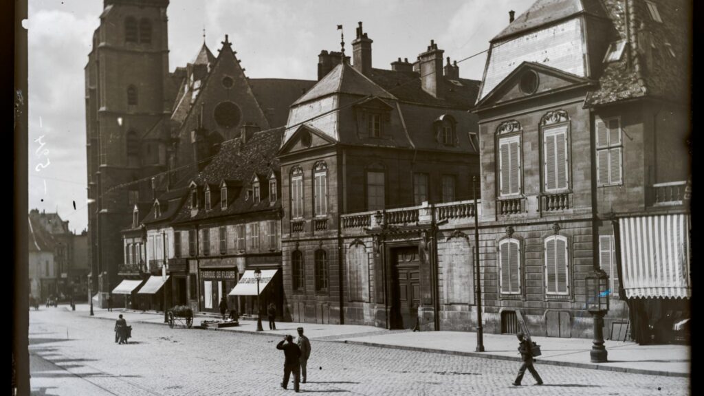 Dijon à travers le temps - La place Bossuet