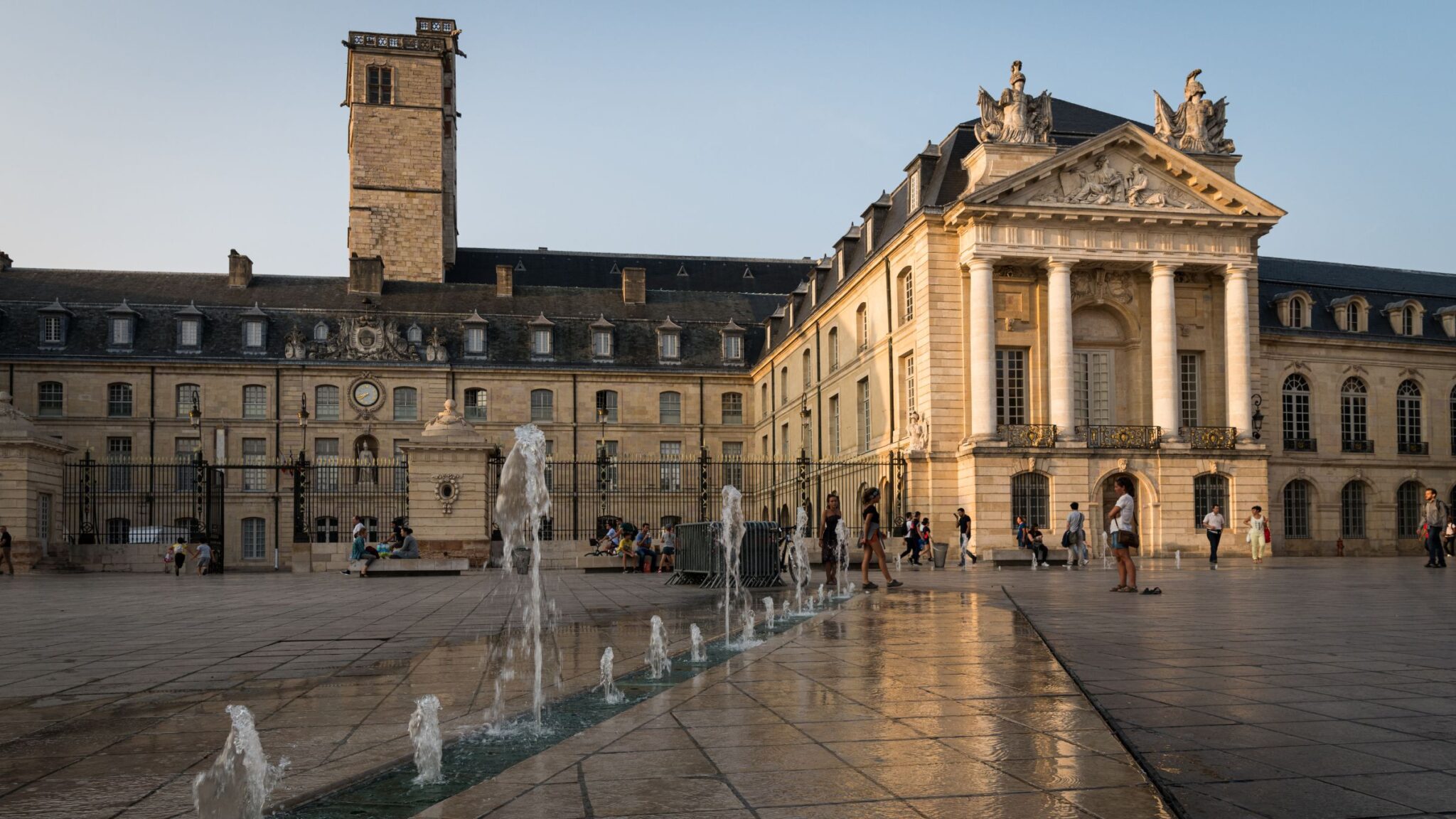 Monument préféré des Français : le Palais des Ducs en lice pour représenter la région