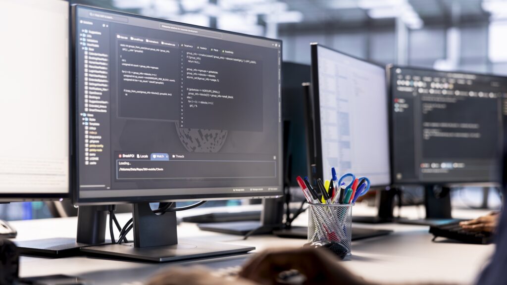 Technicien de centre de données utilisant des langages de programmation sur PC pour construire des algorithmes et créer des applications. Gros plan du serveur hub informatique professionnel débogage et optimisation du code