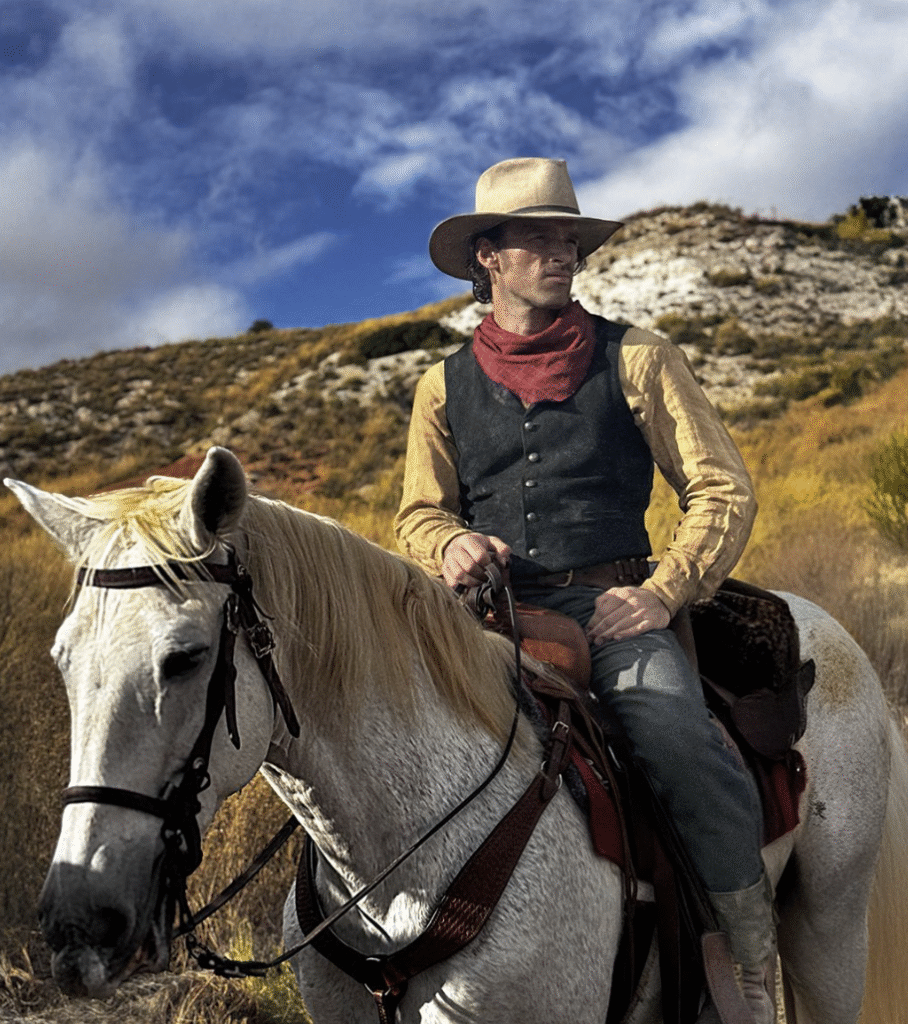 Découvrez la première image de la série Lucky Luke, avec le Dijonnais Alban Lenoir