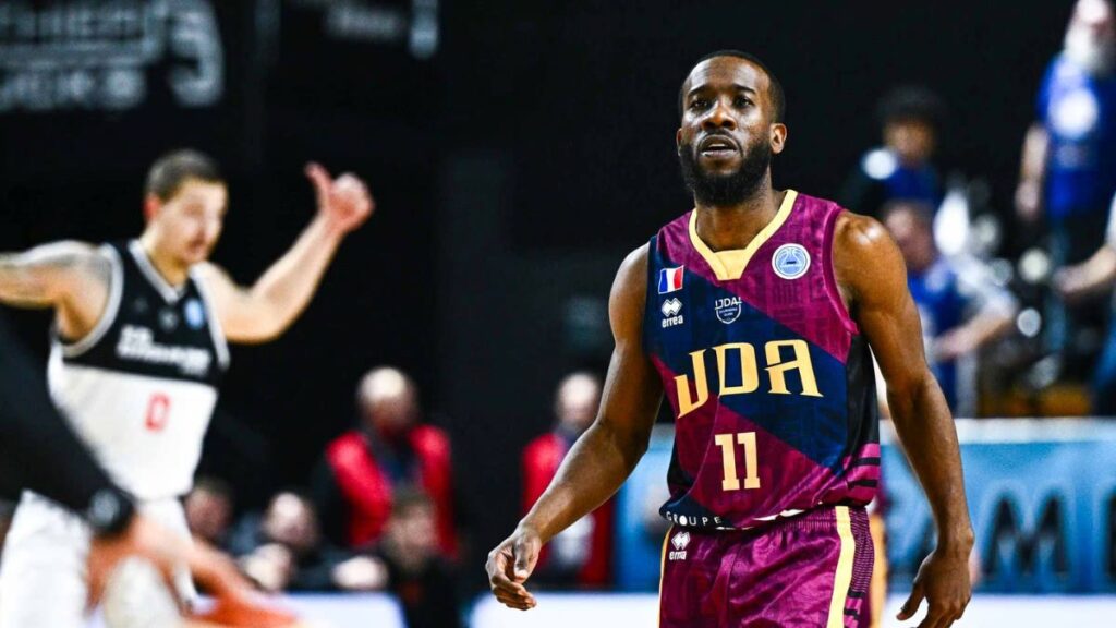 Deux joueurs de la JDA Basket en dédicaces au centre commercial Grand Quetigny