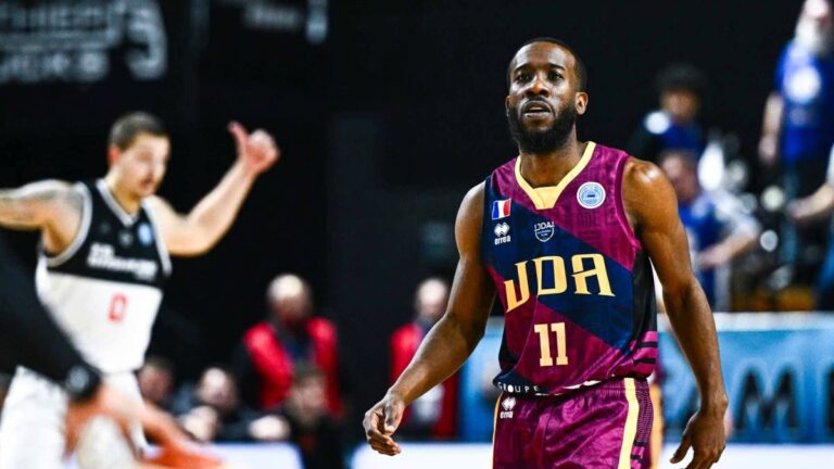 Deux joueurs de la JDA Basket en dédicaces au centre commercial Grand Quetigny