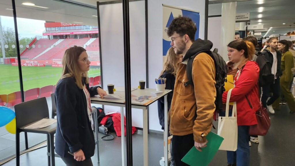 Le stade Gaston-Gérard se transforme en lieu de recrutement