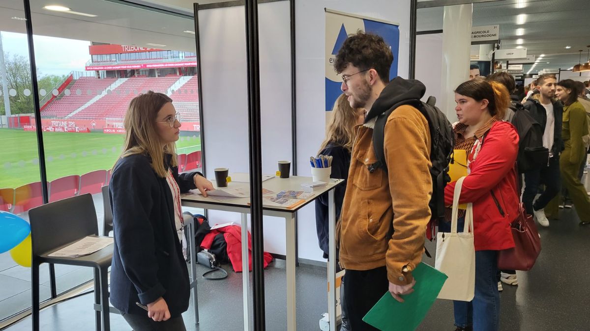 Le stade Gaston-Gérard se transforme en lieu de recrutement
