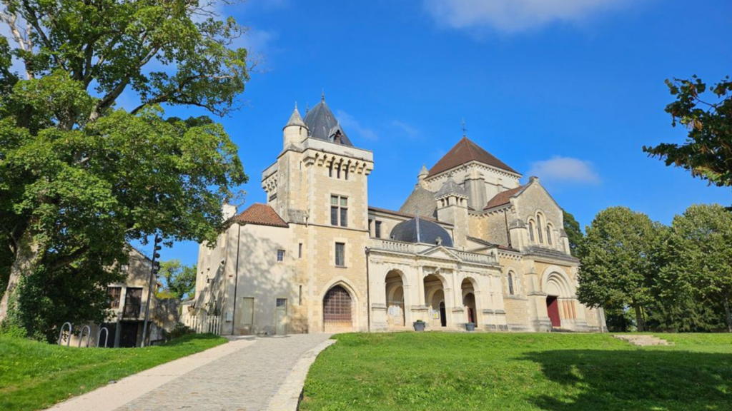 Fontaine-lès-Dijon : La Maison natale de saint Bernard en péril