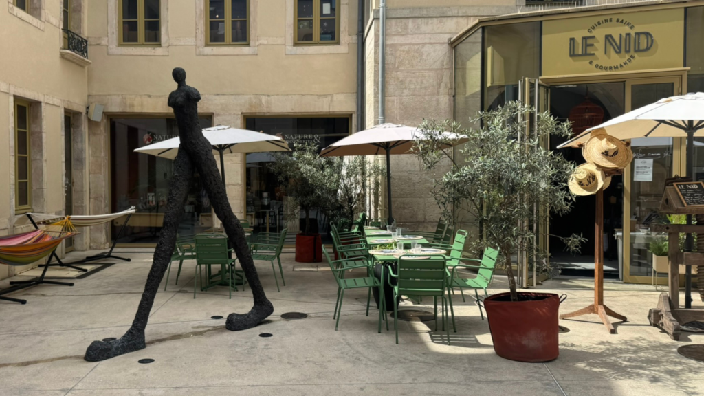 Le centre Dauphine inaugure une œuvre d’art dans sa cour