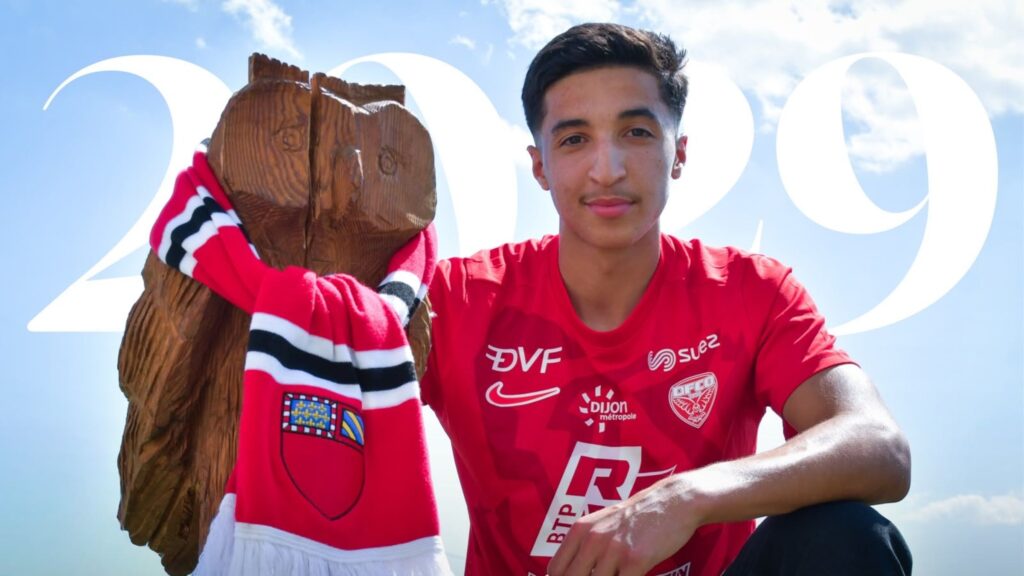 DFCO : Hatem Mimoune signe son premier contrat professionnel